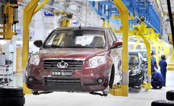 Trabajadores Fábricas Chinas Reúnen Camionetas Geely Gleagle Planta Automóviles Geely — Foto de Stock