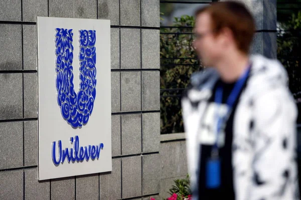 Homem Passa Pelo Logotipo Unilever Centro Pesquisa Desenvolvimento Unilever Xangai — Fotografia de Stock