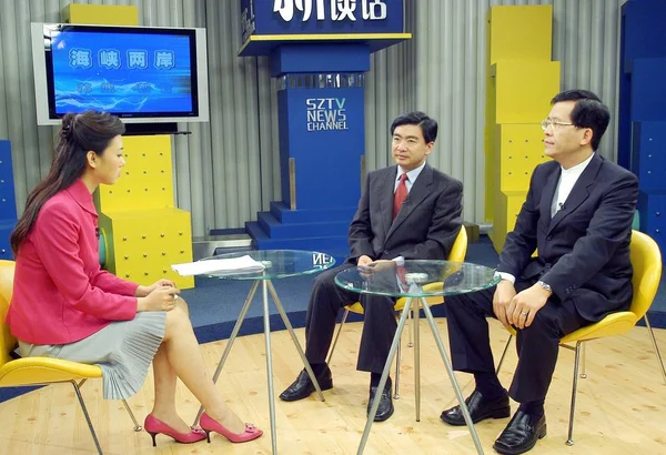Eine Chinesische Cctv Hostess Interviewt Zwei Wang Rong Mitte Sekretärin — Stockfoto