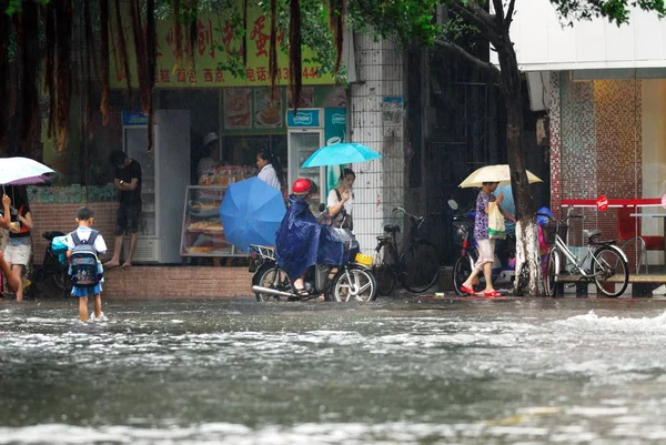 Local Chinese Citizens Walk Flooded Street Heavy Rain Caused Tropical — Stock Photo, Image