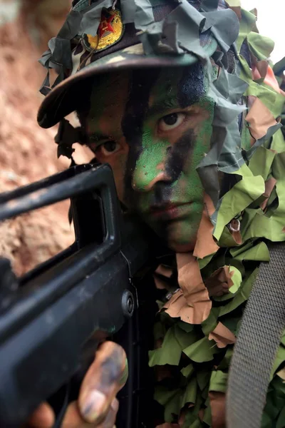 Seorang Prajurit Pla Tentara Pembebasan Rakyat Tiongkok Membidik Selama Latihan — Stok Foto