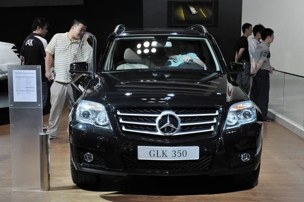 Chinese Visitors Try Mercedes Benz Glk350 Auto Show Chongqing China — Stock Photo, Image