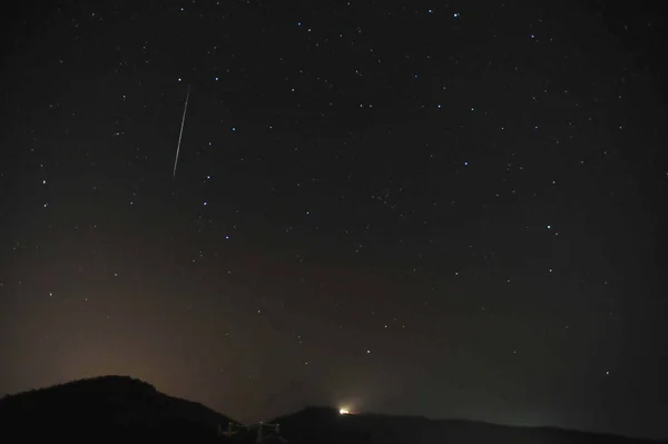 Pluie Météores Gémeaux Est Visible Dans Ciel Nocturne Dessus Ville — Photo