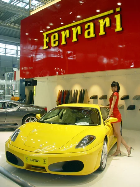 Ein Chinesisches Modell Posiert Mit Einem Ferrari F430 Roadster Auf — Stockfoto