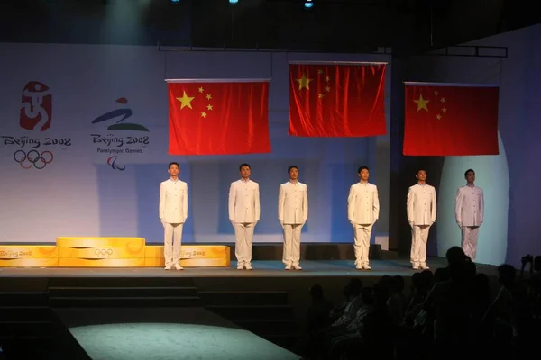 在北京举行的北京奥运会胜利仪式开幕式上 中国志愿者展示了升旗者的制服 — 图库照片