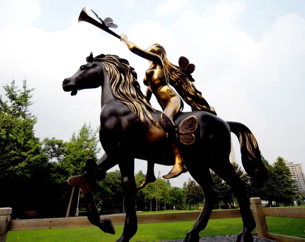 Скульптуру Можно Увидеть Центральном Парке Хунцяо Шанхае Китай Четверг Августа — стоковое фото