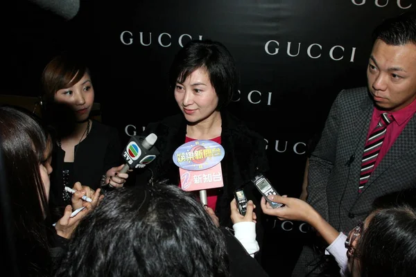パンジー チウキング センター 常務取締役Shun Tak Holdingsは 2009年12月13日 マカオのワン セントラル モールでグッチの旗艦店の開店式でインタビューを受けました — ストック写真