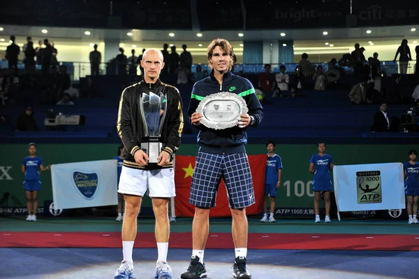 Νικολάι Davidenko Της Ρωσίας Αριστερά Και Rafael Nadal Ισπανία Κρατήστε — Φωτογραφία Αρχείου