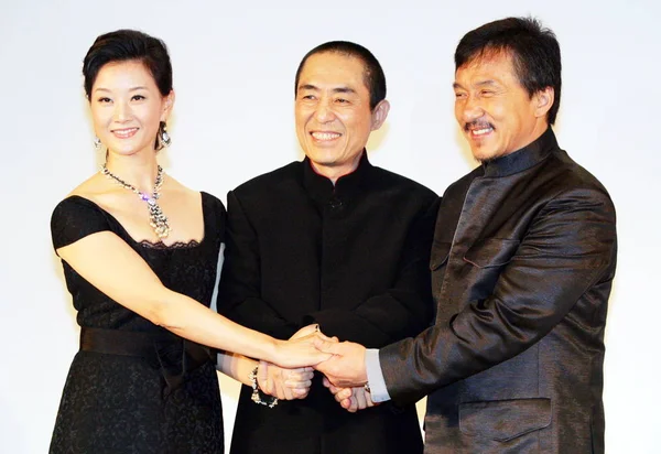 左から 中国人歌手の宋祖英さん 中国人演出家の張芸謀さんと香港人スーパースターのジャッキー チャンさんが記者会見で手を取り合い 2009年9月6日 北京で張芸謀さんのオペラ トゥーランドット のプロモーションを行いました — ストック写真