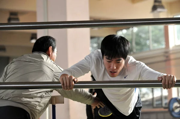 Sun Haiping Left Coach Chinese Star Hurdler Liu Xiang Helps — Stock Photo, Image