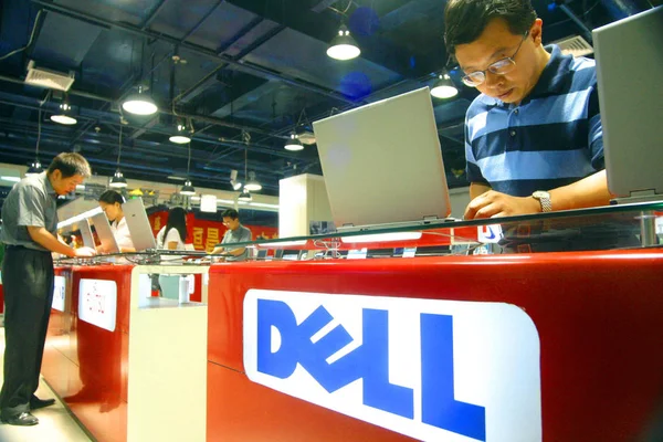Chiński Klient Próbuje Komputera Przenośnego Firmy Dell Sklepie Nanjing Miasta — Zdjęcie stockowe