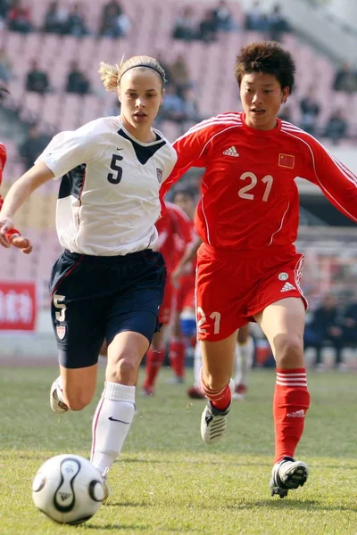 광저우 2007 올림픽 스타디움에서 Tarpley 도자기와 경기에서 Xinzhi의 빨간색 — 스톡 사진