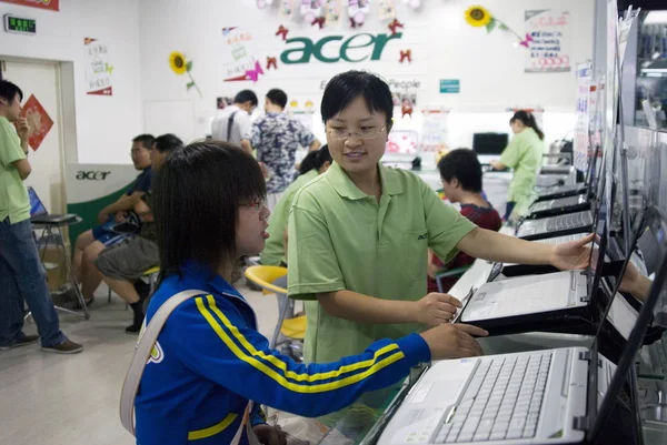 Saleswoman Introduces Customer Acer Laptop Shop Shijiazhuang North Chinas Hebei — Stock Photo, Image