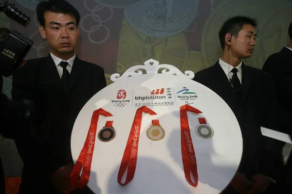 Les Médailles Argent Bronze Des Jeux Olympiques Beijing Sont Présentées — Photo