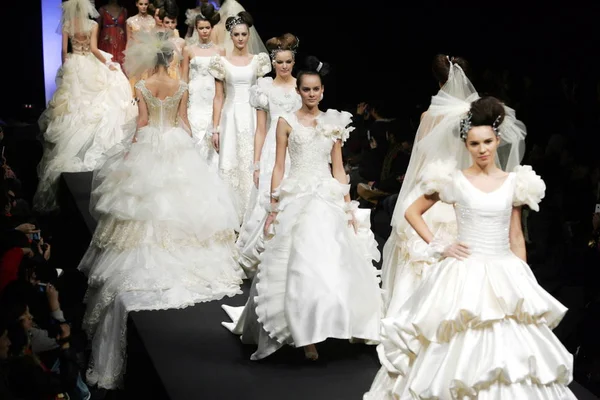 Modelli Sfilata Alla Sfilata Abiti Sposa Tsaimeiyue Durante China Fashion — Foto Stock