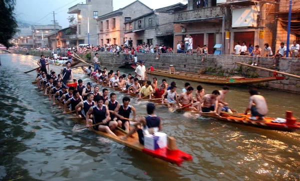 Hombres Chinos Compiten Durante Concurso Barcos Dragón Para Celebrar Próximo — Foto de Stock