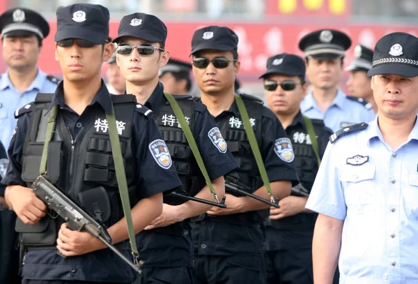 Poliziotti Cinesi Armati Pattugliano Stazione Ferroviaria Xian Nella Città Xian — Foto Stock