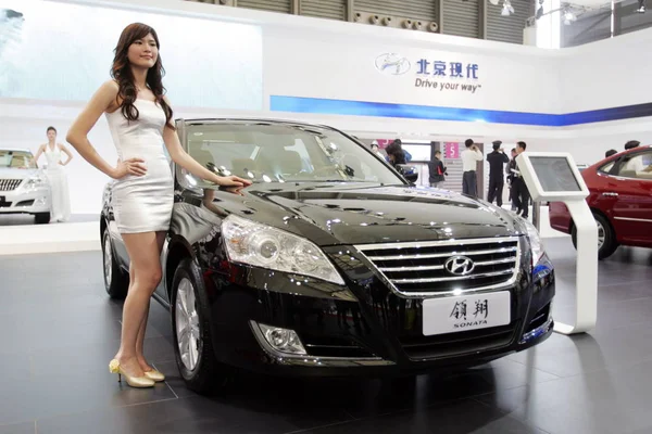 Modèle Pose Avec Une Sonate Beijing Hyundai Joint Venture Entre — Photo