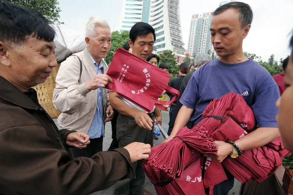 2008年6月1日 中国西南部贵州省贵阳市 一名中国工人向当地市民免费送来非塑料购物袋 — 图库照片