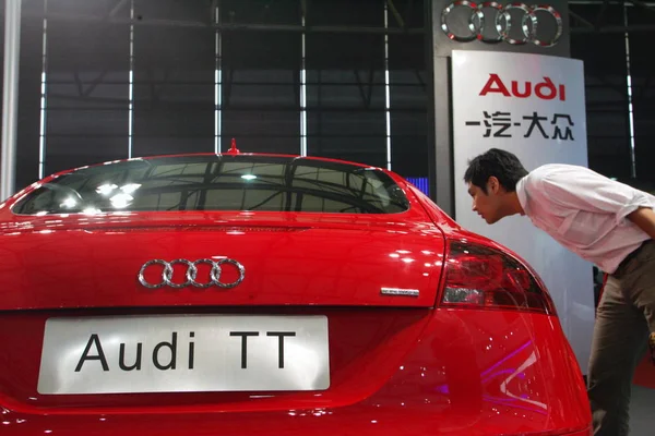 Een Bezoeker Kijkt Naar Een Audi Tijdens Een Auto Show — Stockfoto