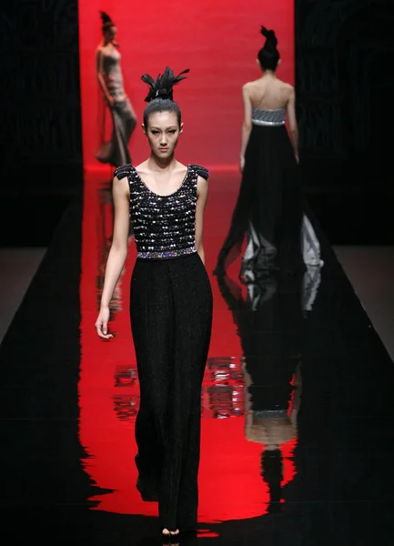 モデルは 中国ファッション週 2009 中国の北京で 2009 日中にジョイア 2010 夏のファッションショーで新しいコレクションを発表します — ストック写真