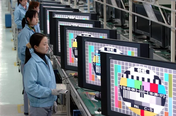 中国の女性ブルーカラー労働者は 2006年 四川省三陽の長洪工場で生産ラインで液晶テレビをテストします — ストック写真