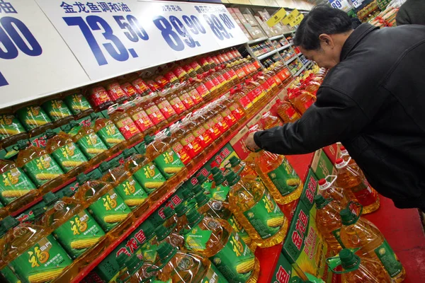 Китайський Клієнт Купує Їстівне Масло Супермаркеті Шанхаї Березня 2008 — стокове фото