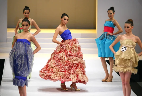 Modelli Sfilano Disegni Moda Giovane Stilista Durante Hempel Award 15Esimo — Foto Stock
