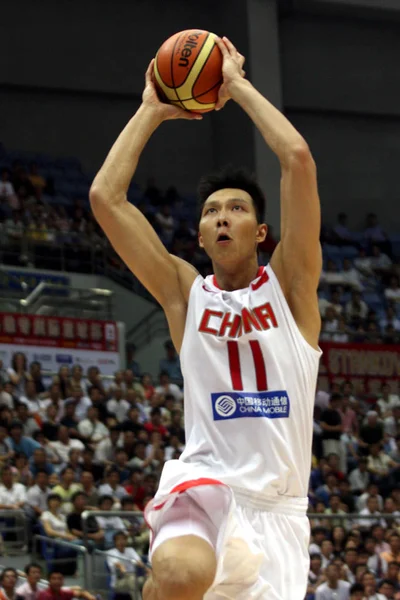 Chinas Jianlian Salta Contra Selección Nacional Baloncesto Serbia Partido Baloncesto — Foto de Stock