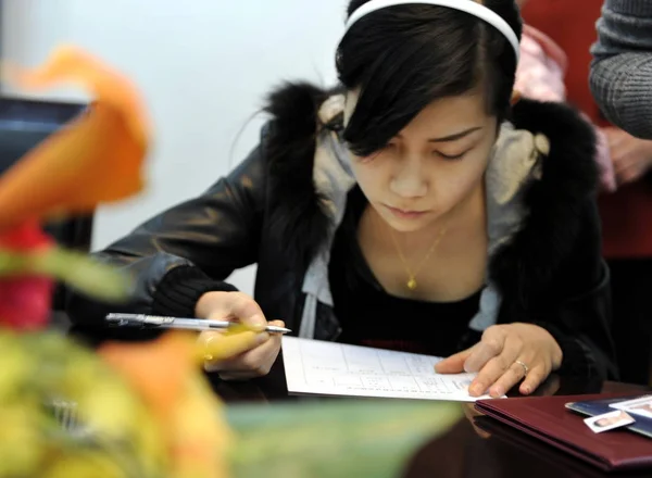 Een Vrouwelijke Studente Vult Een Aanvraag Tijdens Militaire Rekrutering Guiyang — Stockfoto