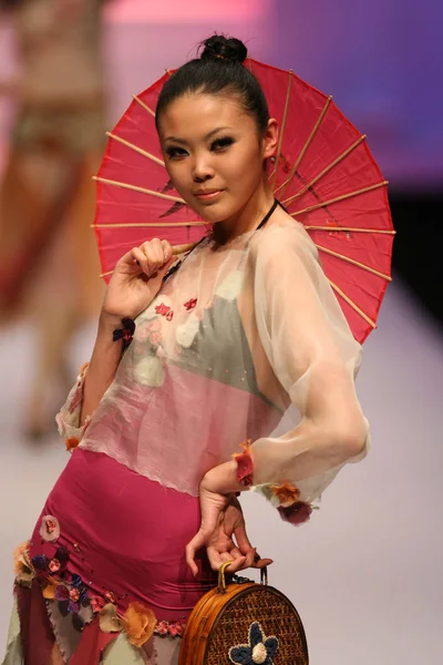 モデルは 2007 北京で第 回中国ファッション ウィークをキックオフするコンテストの間に若いデザイナーによってファッション デザインをパレードします — ストック写真