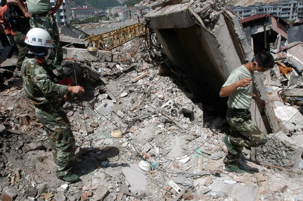 Chinese Rescue Workers Seach Potential Survivors Ruins Supermarket Which Collapsed — Stock Photo, Image