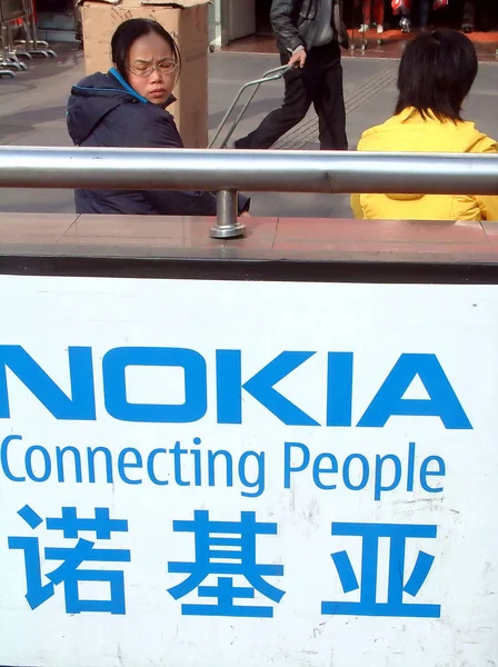 Αρχείο Κινέζοι Πεζοί Αναπαύου Κοντά Μια Διαφήμιση Της Nokia Στη — Φωτογραφία Αρχείου