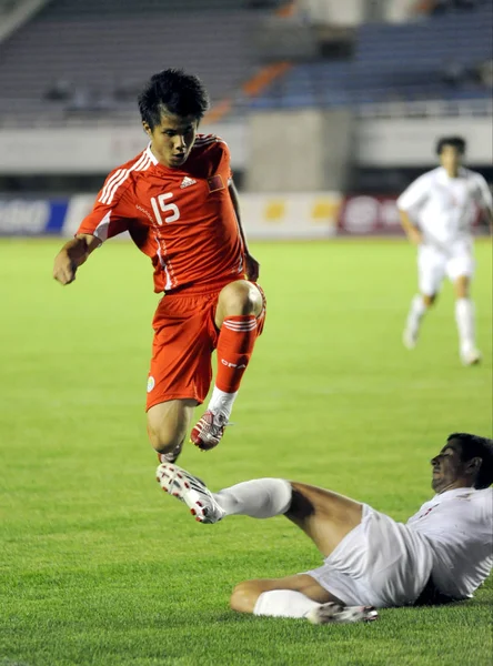 2008年7月29日 在中国东北吉林省长春市举行的足球友军比赛中 一名塞尔维亚球员滑倒攻门中国的郝俊民 — 图库照片