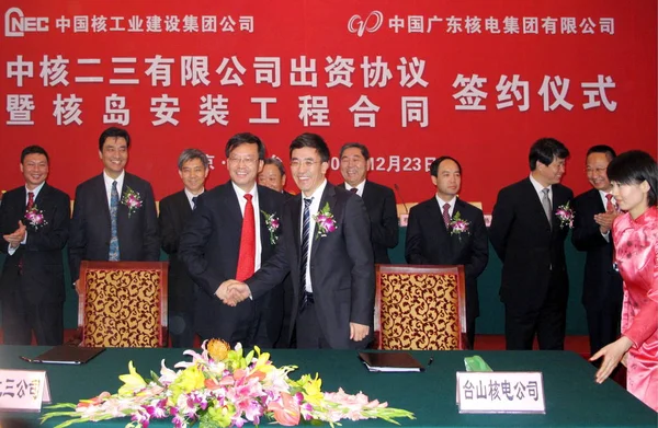 大山原子力合弁合弁会社 Tnpc の代表者 中国原子力産業第23建設公社は 中国原子力エンジニアリングと建設工事の署名式で握手を交わした — ストック写真