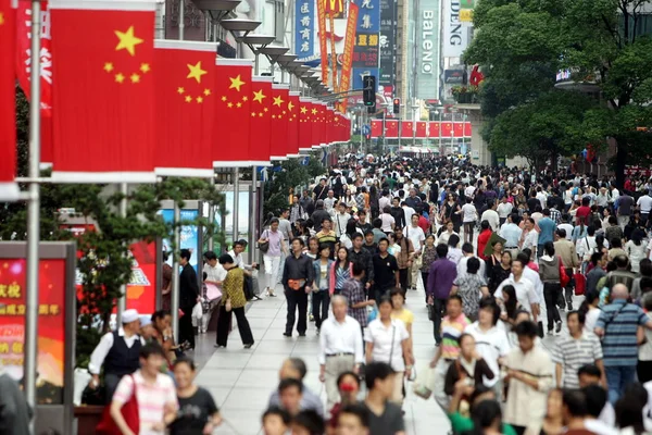 Tłumy Turystów Chodzić Chińskich Flag Narodowych Ruchliwej East Nanjing Road — Zdjęcie stockowe