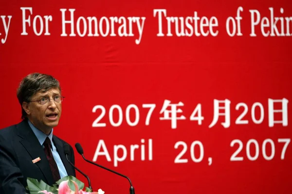 Bill Gates Chairman Microsoft Corp Speaks Nominated Honorary Trustee Peking — Stock Photo, Image