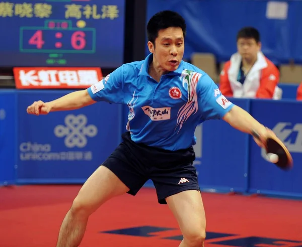 2008年2月27日 在中国南方广东省广州举行的世界乒乓球锦标赛上 香港的高来泽将球还给了一名新加坡球员 香港以3比1击败新加坡 — 图库照片