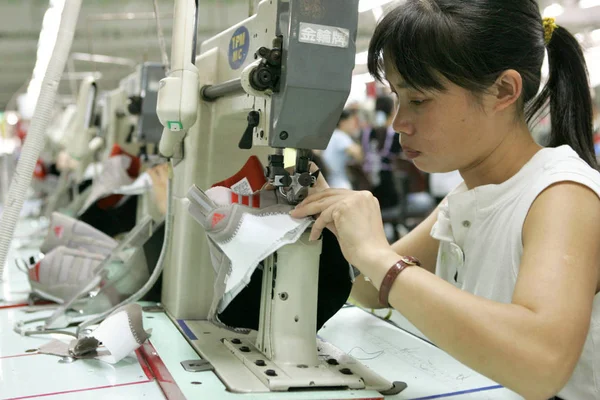 Pracownicy Fabryki Zrobić Buty Adidas Fabryce Yue Yuen Industrial Holdings — Zdjęcie stockowe