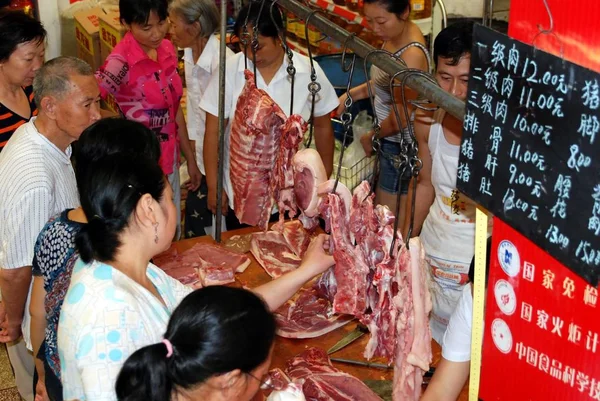 Местные Жители Покупают Свинину Супермаркете Округе Юньян Муниципалитет Чунцин Августа — стоковое фото