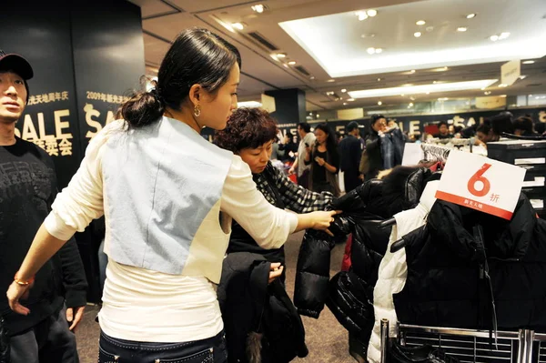 Clientes Chineses Compram Roupas Venda Durante Evento Promocional Shopping Center — Fotografia de Stock