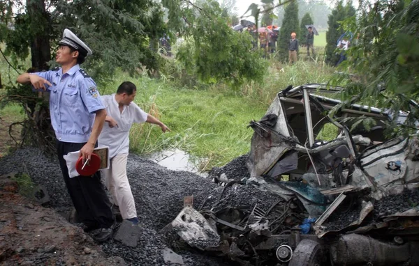 Chinese Rescue Workers Police Officers Search Crashed Passenger Car Victims — Stock Photo, Image