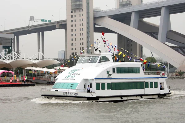 Een Veerboot Voor Expo Shanghai 2010 Zien Zeilen Huangpu Rivier — Stockfoto