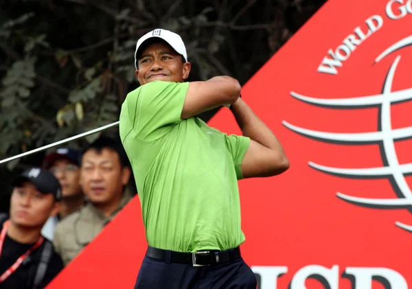 Golfista Norte Americano Tiger Woods Joga Tiro Durante Evento Pro — Fotografia de Stock