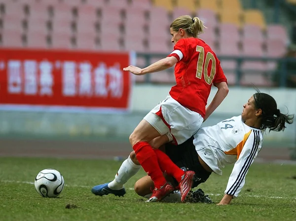 Kelly Smith Esquerda Inglaterra Compete Com Celia Mbabi Direita Alemanha — Fotografia de Stock