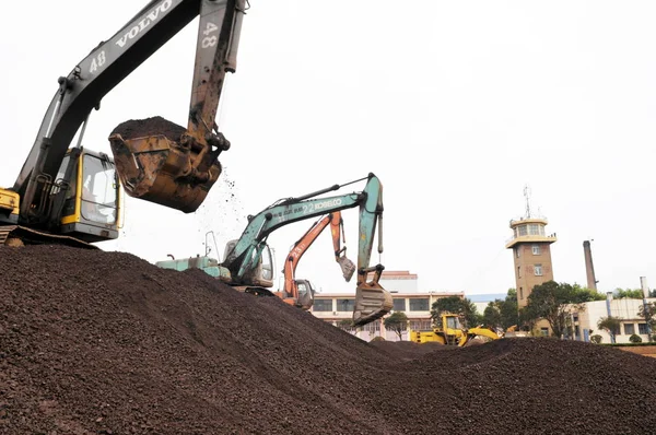 Scavatori Accumulano Minerali Ferro Importati Porto Rizhao Nella Città Rizhao — Foto Stock