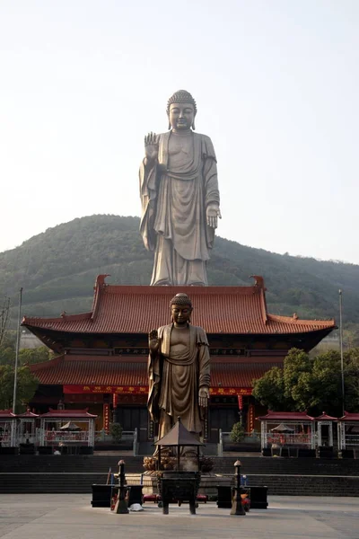 Γιγαντιαίος Βούδας Lingshan Πίσω Και Ένα Άγαλμα Του Βούδα Εμφανίζονται — Φωτογραφία Αρχείου