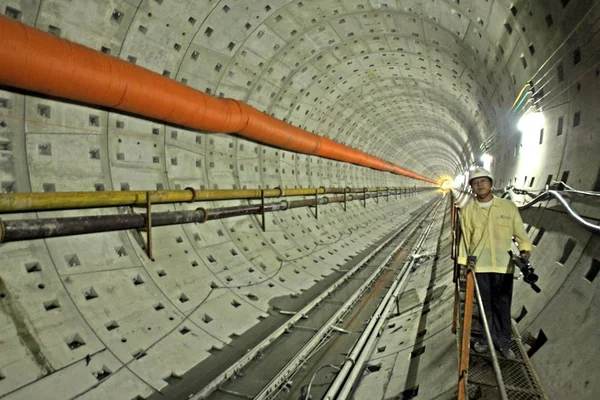 2007年10月2日 中国湖北省武汉市武汉长江隧道施工现场的中国工人 — 图库照片