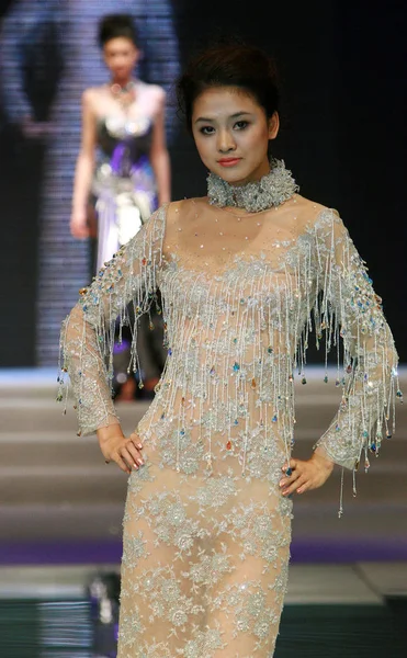 モデルは中国国際結婚式ガウン博覧会 北京で 2007 日中に上智のウェディング ドレスを着てキャットウォークを歩く — ストック写真