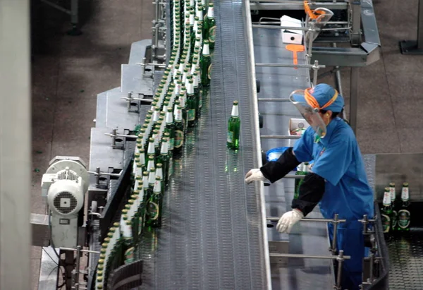 Ein Chinesischer Arbeiter Beobachtet Flaschen Tsingtao Bier Neben Einer Produktionslinie — Stockfoto